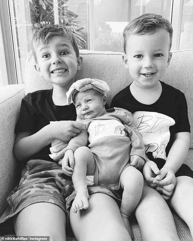 Große Brüder: Die Influencerin fügte auch ein Foto ihrer beiden Söhne Jett (vier) und Luca (zwei) hinzu, die neben ihrer neuen Schwester posieren
