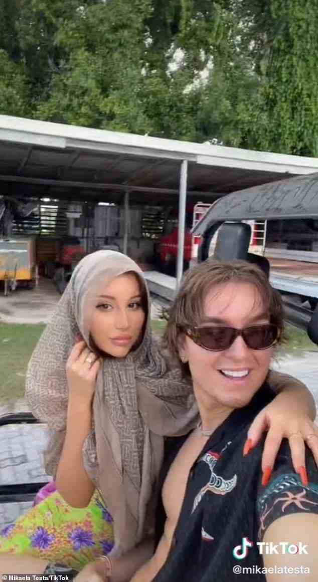 Auf ihrem Weg: Das begleitende Filmmaterial zeigt die in Melbourne lebende Schönheit, die ihr Haar mit einem Schal bedeckt, während sie zum Strand fährt