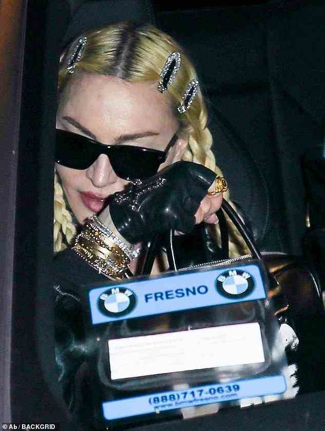Ausgehen: Mit ihrem schulterlangen Haar in Zöpfen fiel Madonna, 63, auf, als sie auf den Parkplatz des Diners in der Melrose Avenue fuhr