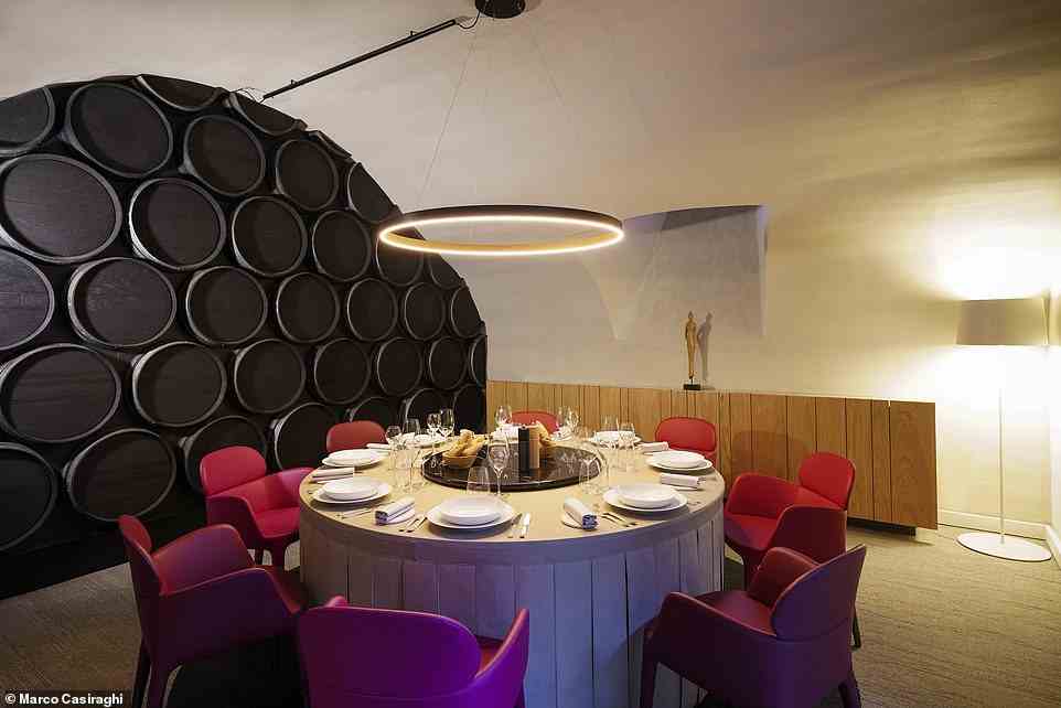 Ein Blick in das mit einem Michelin-Stern ausgezeichnete Restaurant im Hotel la Citadelle, wo die Zimmerpreise ab 95 £ zu haben sind