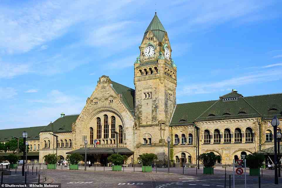 Oben ist der neoromanische Bahnhof im Kaiserviertel der Stadt zu sehen – ein Bereich, der von Kaiser Wilhelm II. entworfen wurde, als Metz in den 1870er Jahren Teil des Zweiten Reichs war