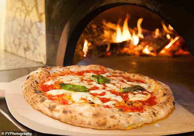 Laut Pizzacraft erzeugte Hefe im Pizzateig Gasblasen, die für eine luftige und sprudelnde Kruste sorgten