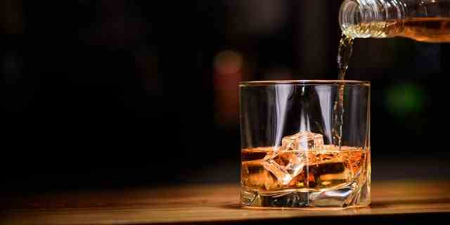 Jede Menge Alkohol kann das Gehirn schädigen, legen Studien nahe.