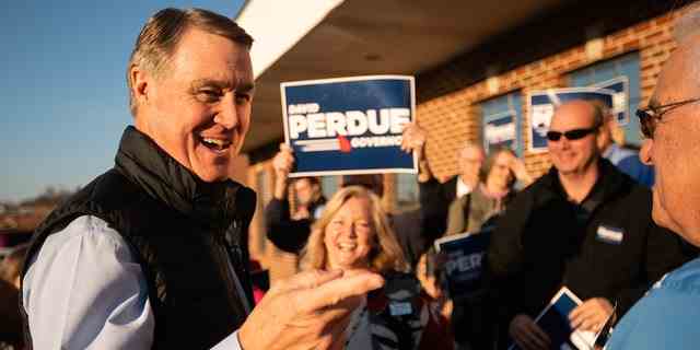 Der frühere US-Senator und republikanische Gouverneurskandidat David Perdue begrüßt Unterstützer bei einer Wahlkampfveranstaltung am 1. Februar 2022 in Dalton, Georgia.  (Foto von Elijah Nouvelage/Getty Images)