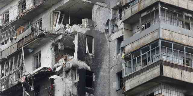 Eine Ansicht zeigt ein Wohngebäude, das während des Ukraine-Russland-Konflikts in der belagerten südlichen Hafenstadt Mariupol, Ukraine, am 18. März 2022 beschädigt wurde. (REUTERS/Alexander Ermochenko/File Photo)