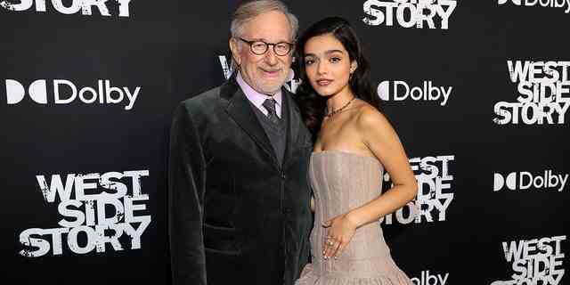 Steven Spielberg (L) und Rachel Zegler besuchen die New Yorker Premiere von West Side Story am 29. November 2021 in New York City.