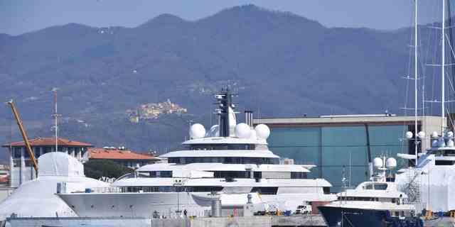 Scheherazade, eine der größten und teuersten Yachten der Welt, die angeblich mit russischen Milliardären in Verbindung gebracht wird, liegt am 23. März 2022 im Hafen der kleinen italienischen Stadt Marina di Carrara, Italien.