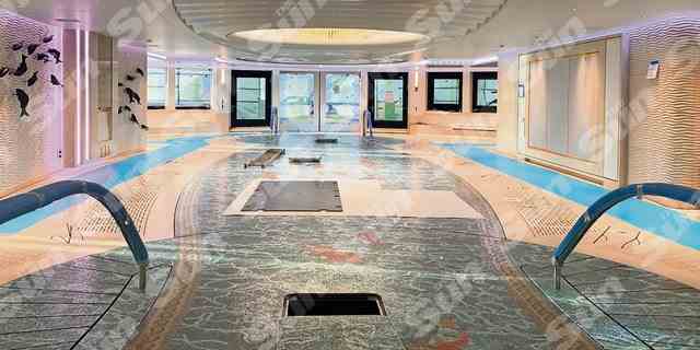 Gekachelte Tanzfläche, die sich auf Putins Yacht in einen Pool verwandelt.