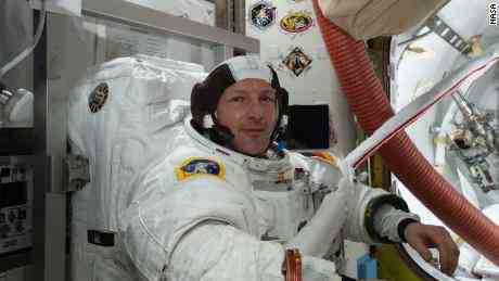 ESA-Astronaut Matthias Maurer beendet den 1. Außenbordeinsatz mit Wasser im Helm