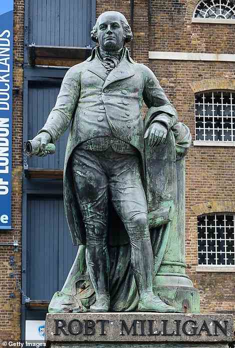 Die Statue von Robert Milligan, einem schottischen Kaufmann aus dem 18. Jahrhundert, der 526 Sklaven auf seiner jamaikanischen Zuckerplantage besaß, steht vor dem Museum of the Docklands in der Nähe des West India Dock, an dessen Erstellung er in der Nähe von Canary Wharf mitgewirkt hat