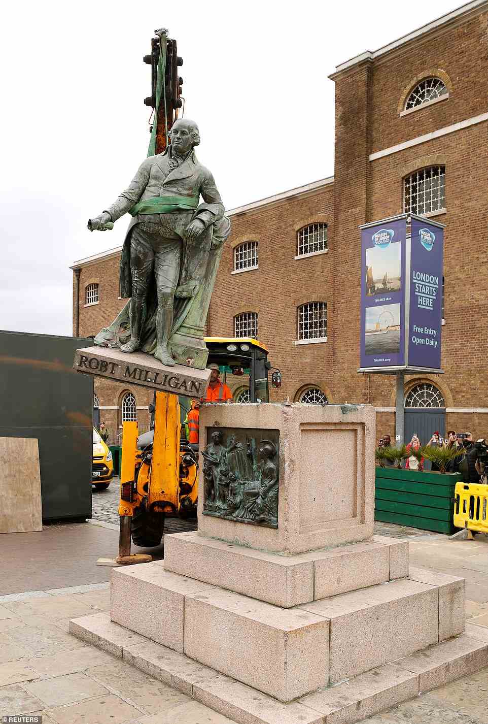 Eine Statue von Robert Milligan, die 2020 von Arbeitern vor dem Museum of London Docklands in der Nähe von Canary Wharf entfernt wird