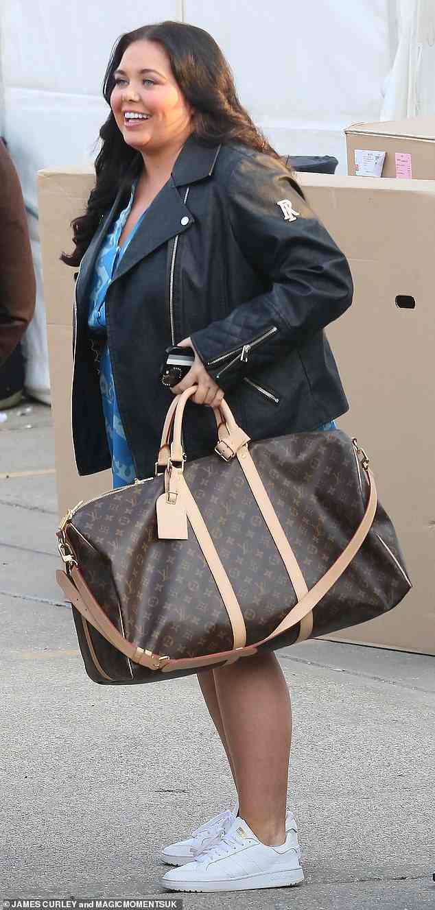 Bag Lady: Als sie das Gebäude verließ, trug die Fernsehmoderatorin eine große Ledertasche von Louis Vuitton mit sich, die mit dem berühmten Aufdruck verziert war
