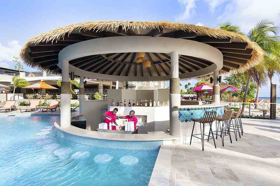 Limers Paradies: Die Poolbar im O2 Beach Club & Spa.  Das Resort verfügt außerdem über vier Restaurants, ein Spa und zusätzliche Zimmer in einem brandneuen Strandturm