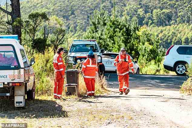SES-Mitarbeiter werden bei der Suche nach dem Vierjährigen in Stormlea, Tasmanien, gesehen