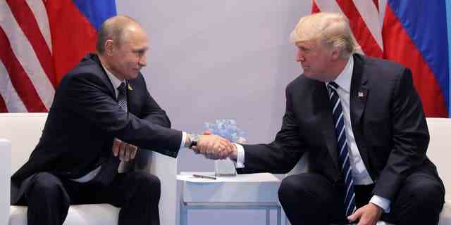 Präsident Trump schüttelt Russlands Präsident Wladimir Putin bei ihrem bilateralen Treffen beim G20-Gipfel in Hamburg am 7. Juli 2017 die Hand.  
