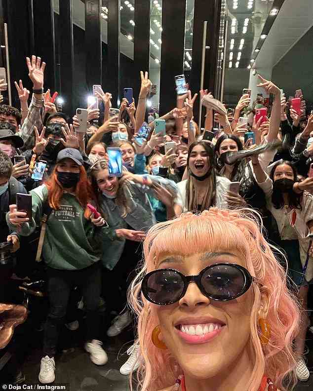 Treffen mit den Fans: Doja hat Anfang dieser Woche dieses Selfie mit ihren Fans in Chile gepostet