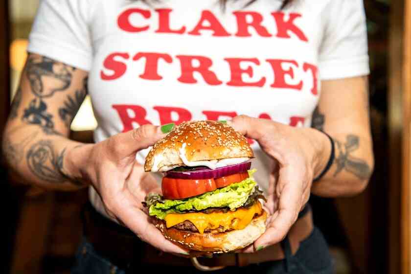 Managerin Bianca Perez hält den veganen Burger im Clark Street Diner.