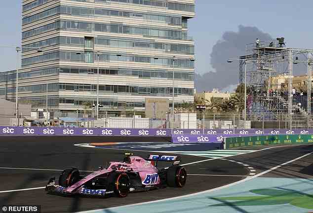 Während des Trainings am Freitag war auf der F1-Strecke hinter Esteban Ocons Auto schwarzer Rauch von der Explosion zu sehen