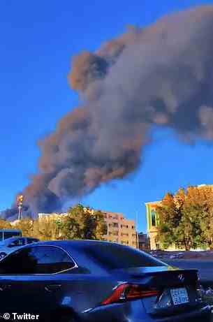 Nach der Explosion steigt schwarzer Rauch in die Luft