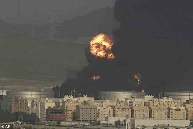 Ein wütendes Feuer brach am Freitag in einem Öldepot in Jiddah vor einem F1-Rennen in der saudi-arabischen Stadt aus, wobei die jemenitischen Houthis-Rebellen zugeben, dass sie eine Reihe von Angriffen auf das Königreich gestartet haben