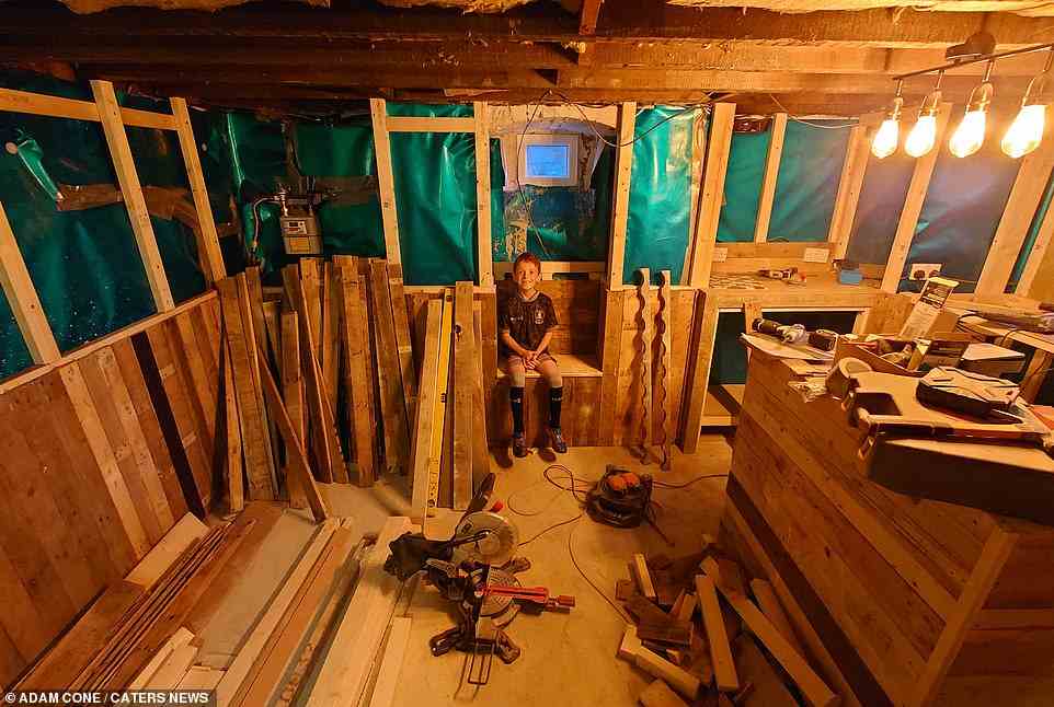 Der Vater von drei Kindern verwendete ausrangiertes Holz von seinem Arbeitsplatz und alte Paletten, die er vom Facebook-Marktplatz abgeholt hatte