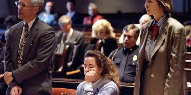 Susan Smith sitzt während einer Gerichtsverhandlung im Gerichtsgebäude von Union County zwischen ihren Anwälten.