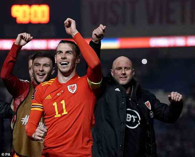 Wales-Manager Rob Page (rechts) glaubt, dass Bale als Nationalheld betrachtet werden sollte