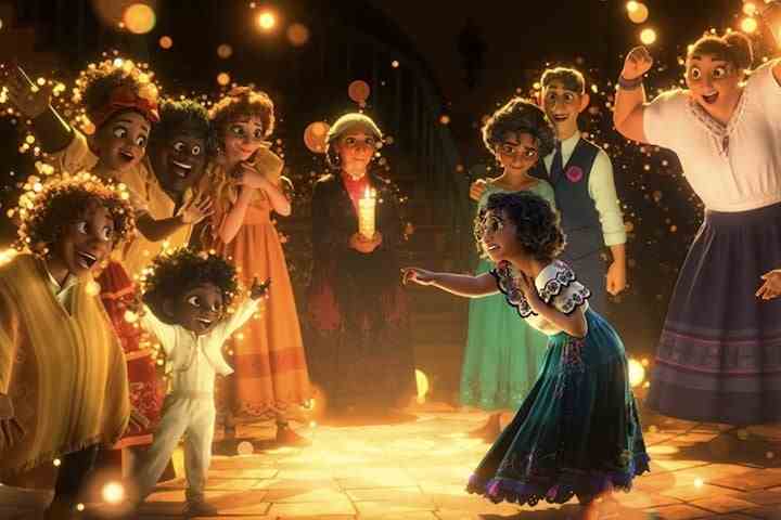 Eine Szene aus dem Disney-Animationsfilm Encanto, die die Familie beim Zaubern zeigt.