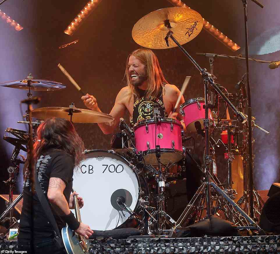 Dave Grohl und Taylor Hawkins von Foo Fighters treten beim Innings Festival 2022 im Tempe Beach Park am 26. Februar 2022 in Tempe, Arizona auf