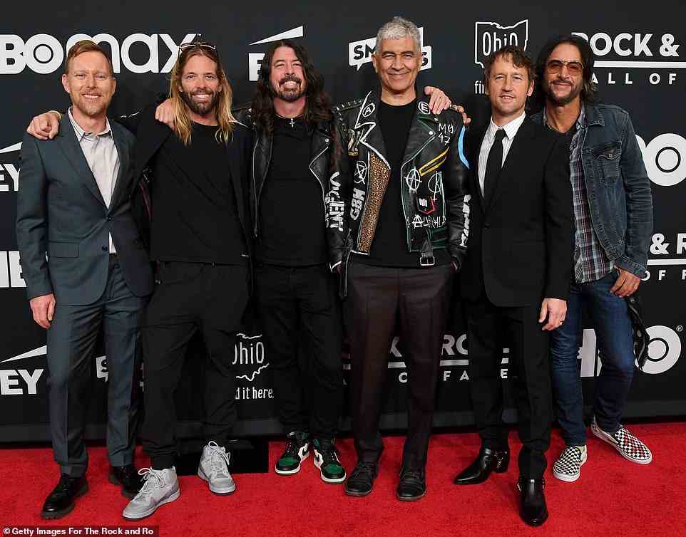 (Von links nach rechts) Nate Mendel, Taylor Hawkins, Dave Grohl, Pat Smear, Chris Shiflett und Rami Jaffee von Foo Fighters nehmen an der 36. jährlichen Einführungsfeier der Rock & Roll Hall of Fame im Oktober 2021 in Cleveland, Ohio, teil