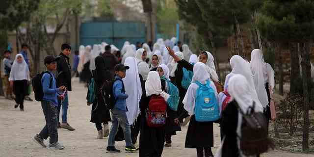 Afghanische Schüler verlassen am 27. März 2021 Schulklassen in einer Grundschule in Kabul, Afghanistan. 