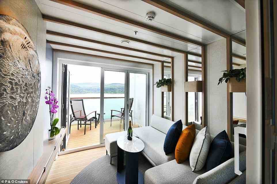 Stilvoll: In einer der Mini-Suiten von Iona mit privatem Balkon.  Sarah beschreibt das Schiff als „glamourös“