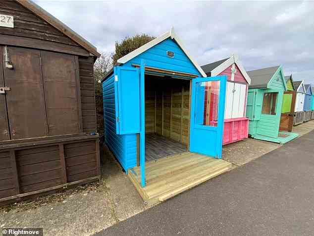 Diese Strandhütte am Friars Cliff in Dorset an der Südküste wird über Winkworth Immobilienmakler für 69.000 £ vermarktet