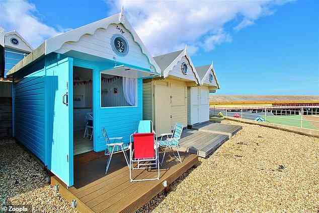 Diese Strandhütte in zweiter Reihe befindet sich in Walton-on-the-Naze, einer Küstenstadt in Essex, und wurde 2015 gebaut