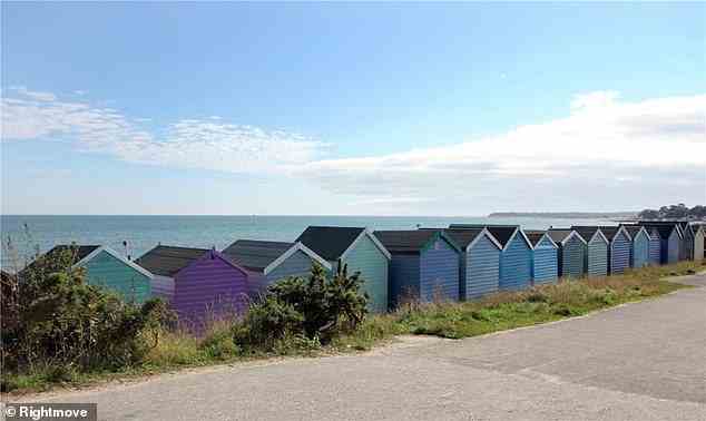 Obwohl es sich in der 'zweiten Reihe' der Strandhütten befindet, genießt das Anwesen immer noch eine gute Aussicht auf die Isle of Wight und The Needles
