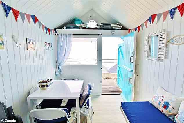 Die Strandhütte ist für 57.000 £ auf dem Markt und der Immobilienmakler, der den Verkauf abwickelt, ist Sheens