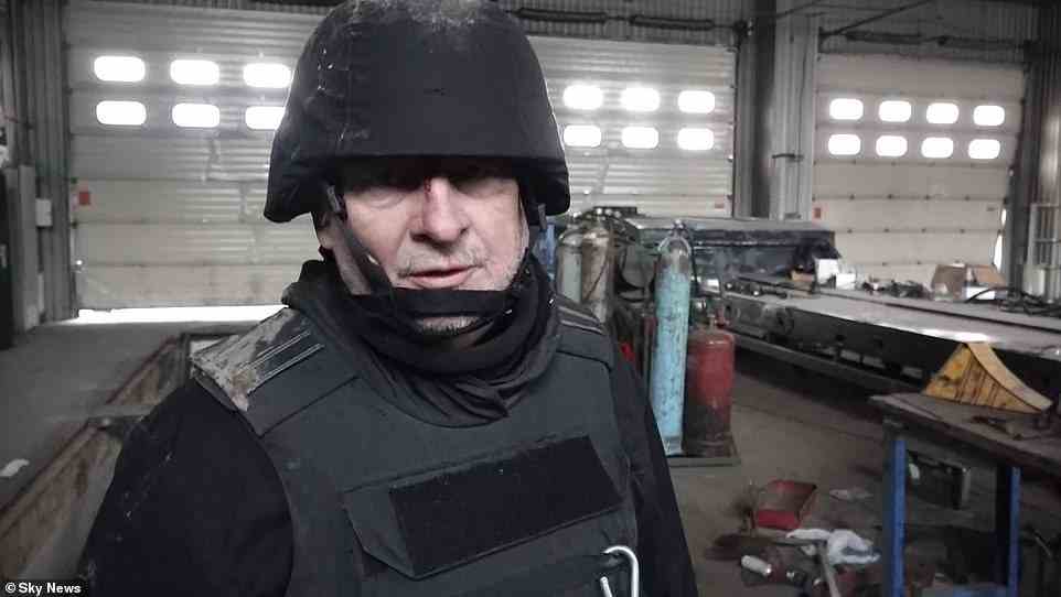 Chefkorrespondent Stuart Ramsay, abgebildet mit einer Schnittwunde im Gesicht, nachdem er einem Hinterhalt entkommen war, wurde vor drei Wochen von einer Kugel in den unteren Rücken getroffen, als er in einem Auto saß, das seine Crew nach Kiew brachte