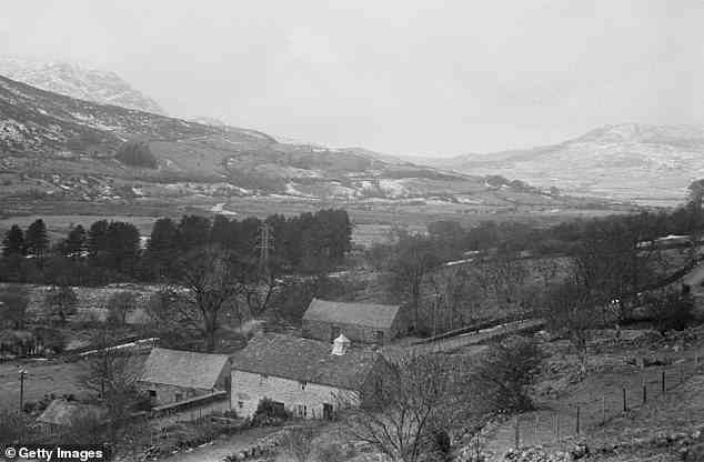 In den frühen 1960er Jahren wurde das walisische Dorf Capel Celyn (im Bild) evakuiert, damit es überflutet werden konnte, um ein Reservoir zur Wasserversorgung von Liverpool zu bilden