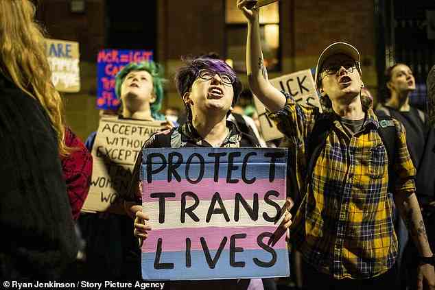 Aktivisten bei dem Protest sagten, eine Gruppe versuche, „eine Erzählung voranzutreiben, dass Transfrauen Raubtiere sind“, und fügten hinzu, dass sie die Haltung von Women’s Place zu gleichgeschlechtlichen Räumen als „b*******“ betrachteten.