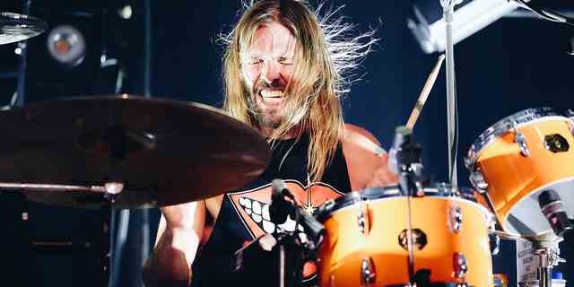 Taylor Hawkins von Foo Fighters tritt auf der Bühne bei der After-Party für die Premiere von Los Angeles auf "Atelier 666."