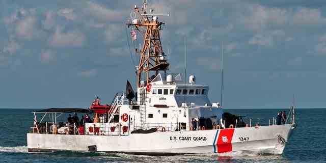 Ein Schiff der US-Küstenwache segelt vor der Küste von Key West