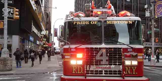 Ein FDNY-Feuerwehrauto biegt auf den Broadway ab, während es am 28. November 2018 in New York City zu einem Einsatz rast.