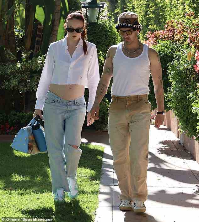 Stampfen auf dem Bürgersteig: Sie ging neben ihrem Mann in einem Paar grün-weißer Turnschuhe und schützte ihre Augen mit einer Sonnenbrille vor der harten kalifornischen Sonne