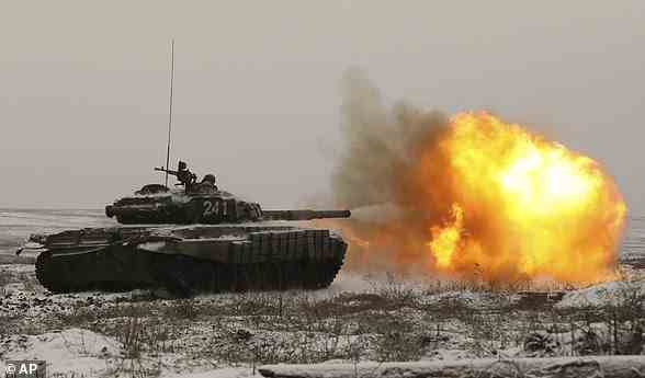 Ein T-72B3-Kampfpanzer feuert, als Truppen vor Putins Invasion in der Ukraine an Übungen auf dem Kadamovskiy-Schießplatz in der Region Rostow in Südrussland teilnahmen