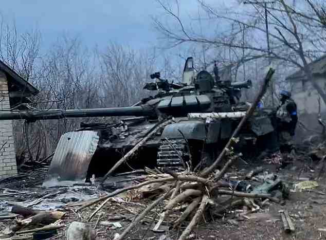 Bis 2020 hatte Russland 558 T-72B3-Kampfpanzer (abgebildet in Mariupol) in seinem Arsenal
