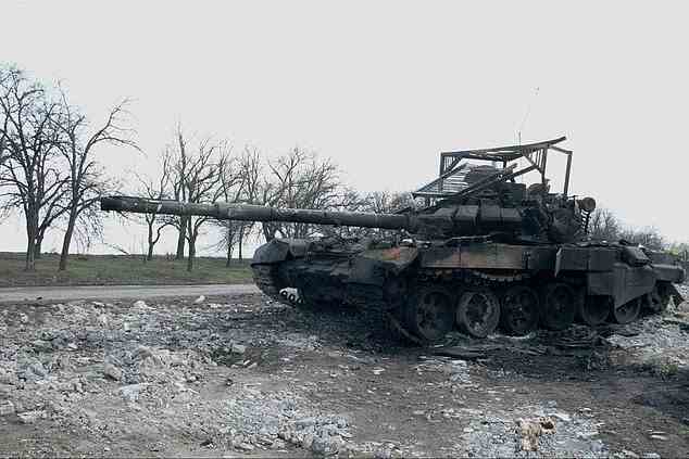 Ukrainische Streitkräfte haben Panzerabwehrsysteme, einschließlich britischer NLAWs, aus nächster Nähe gegen T-72B3 eingesetzt.  Im Bild: Ein zerstörter russischer T-72B3