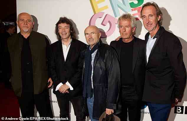Moment in der Geschichte: Gründungsmitglied Peter Gabriel (Ende links) war nicht Teil der Reunion-Shows (abgebildet mit Gitarrist Steve Hackett im Jahr 2014)