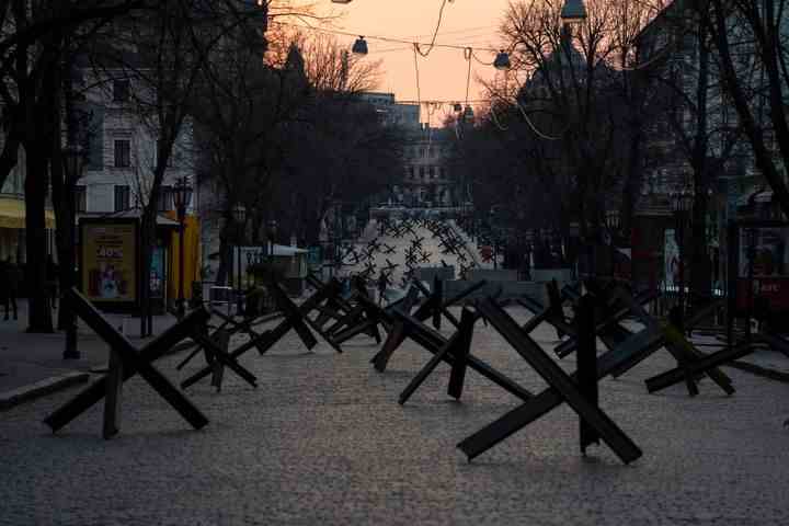Als Vorbereitung auf eine mögliche russische Offensive werden am 24. März 2022 in Odessa, Ukraine, Panzerabwehrbarrikaden auf einer Straße aufgestellt. (AP Photo/Petros Giannakouris, Akte)