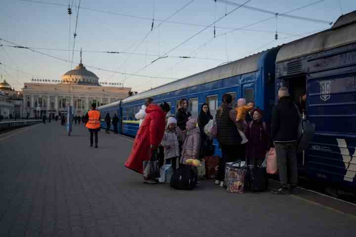 Menschen steigen am 23. März 2022 in Odessa in der Südukraine in einen Zug ein. (AP Photo/Petros Giannakouris, Akte)