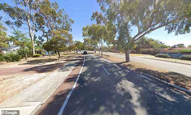 Der vermisste Junge wurde zuletzt am Sonntag gegen 16 Uhr in der Nähe der Riseley Street in Booragoon (im Bild) im Süden von Perth gesichtet und eine Stunde später mehrere Straßen entfernt gefunden